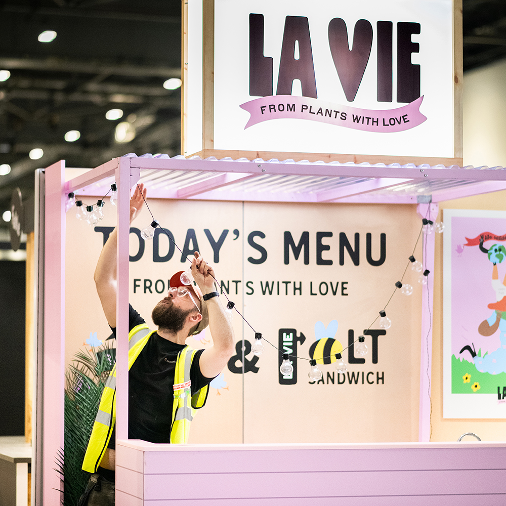 Tony and Will installing La Vie stand Lunch 23